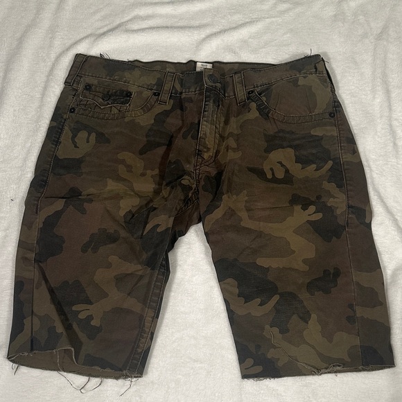 True Religion Green and Brown Camo Cargo Shorts! Size 42 - Picture 1 of 6